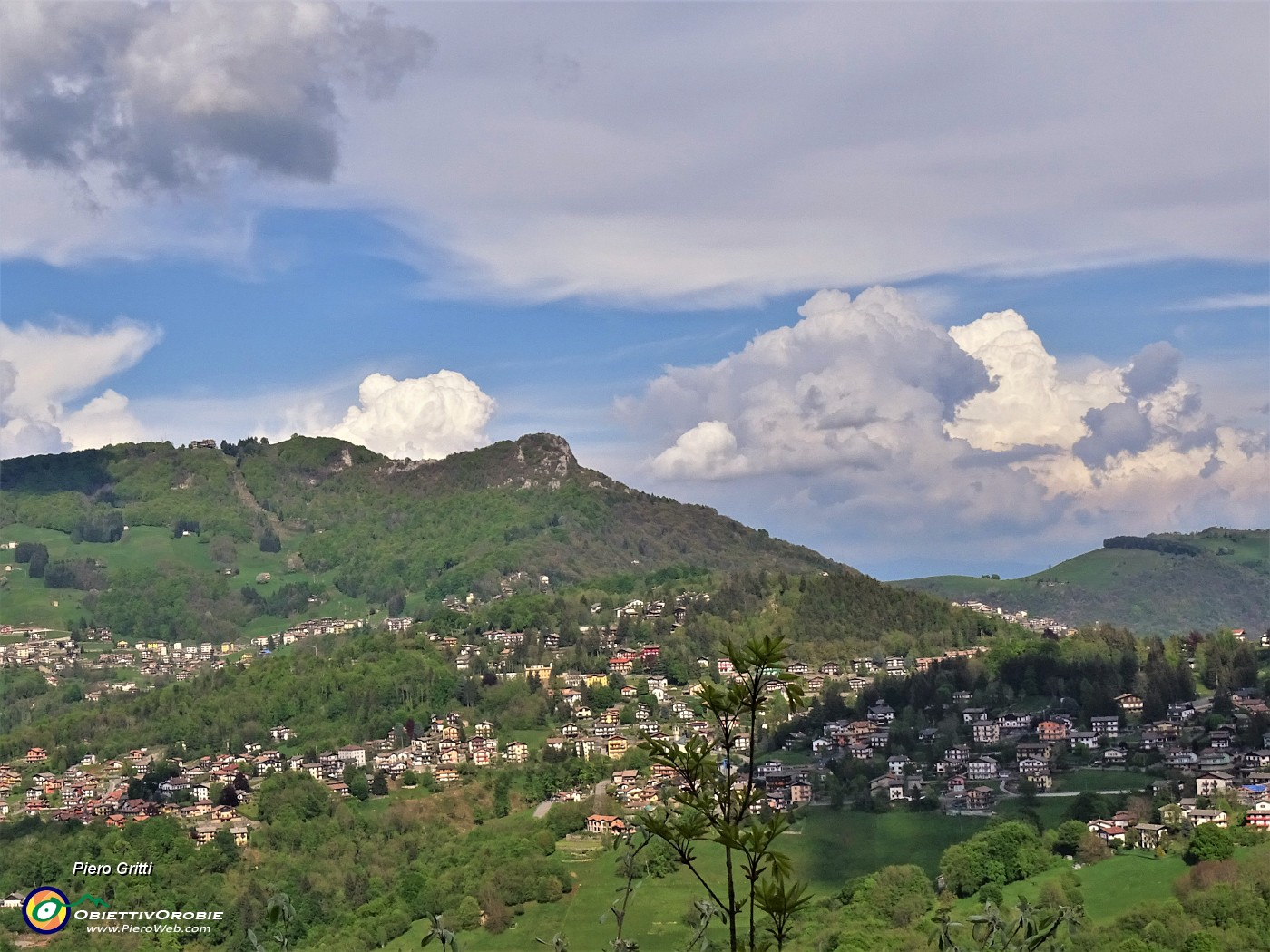 34 Bella vista su Selvino-Aviatico con Cornagera e Monte Poieto.JPG